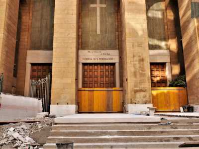 Il progetto prevede anche il rifacimento della chiesa di San Ferdinando. Nell�isolato del �salotto del culto� si sta sostanzialmente cambiando il prospetto di un edificio del 1934, disegnato da un importante architetto del tempo: Saverio Dioguardi
